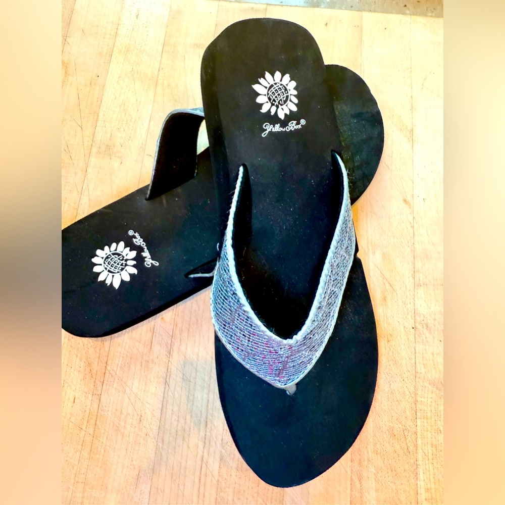 Yellow Box ‘Patriza’ silver gray flip flops with sparkle